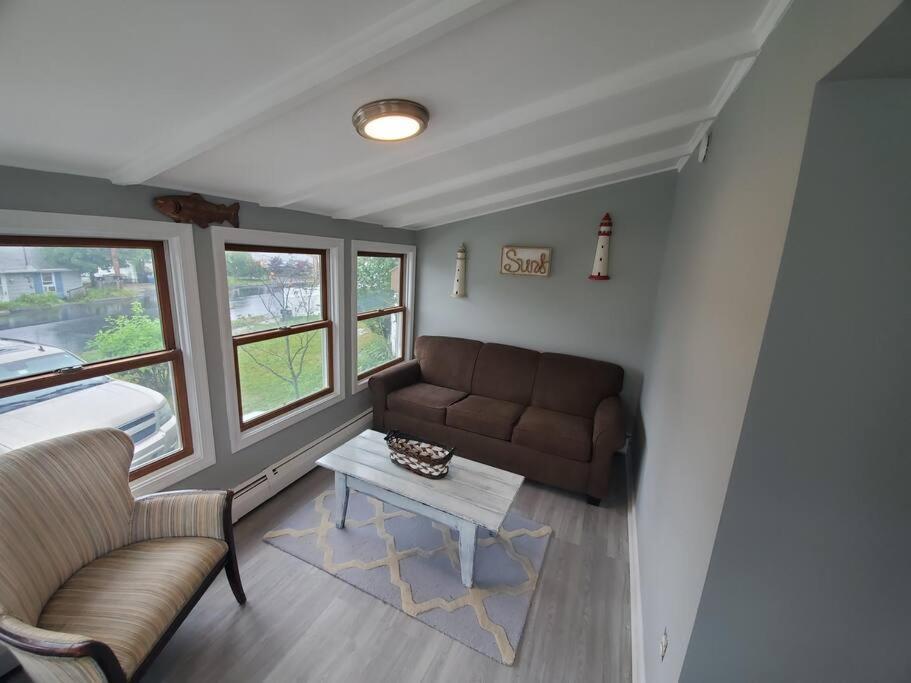 Beachy Bay Breeze Bungalow 2Br With Parking And Close To Many Amenities. West Haven Exterior photo